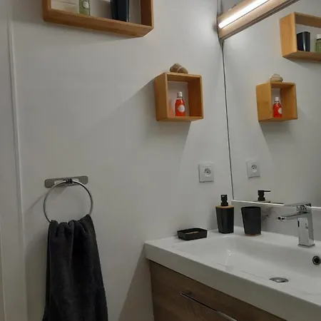 Joli 2 Pièces Sur Le Port Avec Piscine, Terrasse, Parking *
